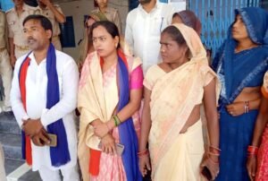 फतेहपुर(CNF)/ गांव से दूर आरसी सेंटर बनवाने की मांग