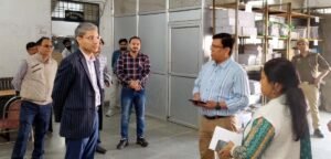 फतेहपुर(CNF)। डीएम ने ईवीएम वीवी पैट वेयर हाउस का किया बाह्य निरीक्षण