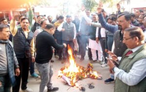 फतेहपुर(CNF)। शिक्षक विरोधी बयान पर भड़के गुरुजी, केंद्रीय शिक्षा राज्य मंत्री का पुतला फूंका