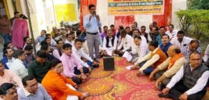 फतेहपुर(CNF)। टेट अनिवार्यता के विरोध में शिक्षकों ने दिया धरना