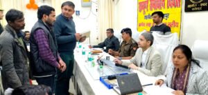 फतेहपुर(CNF)। पीड़ितों की समस्याओं का करें त्वरित निस्तारण: डीएम