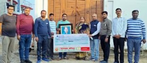 फतेहपुर(CNF)। मृतक लेखपाल के परिवार को दी तीन लाख से अधिक की सहायता