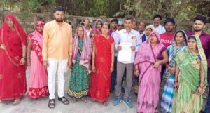 फतेहपुर(CNF)। मुकदमा दर्ज होने पर एसपी की चैखट आया परिवार