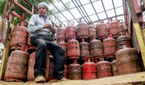 LPG Cylinder Shortage पर सरकार का बड़ा बयान, घबराहट में न करें बुकिंग, देश के पास पर्याप्त भंडार, उत्पादन 25% बढ़ाया गया