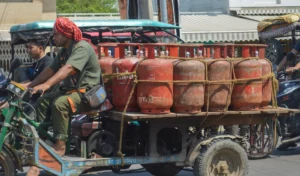 West Asia Conflict Impact | पश्चिम एशिया में तनाव के बीच रसोई गैस और कमर्शियल सिलेंडर की कीमतों में भारी उछाल, जानें कितनी बढ़ी कीमत