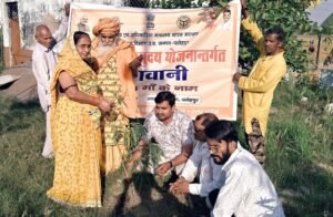 फतेहपुर(CNF)। वृद्धाश्रम में एक पेड़ मां के नाम चला अभियान