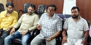 फतेहपुर(CNF)। खुली नीलामी रद्द, अध्यक्ष पर चहेतों को दुकानें देने का आरोप