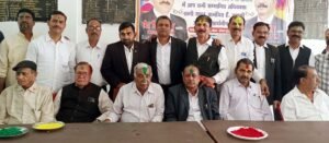 फतेहपुर(CNF)। आदर्श अधिवक्ता संगठन के प्रत्याशियों ने कराया होली मिलन