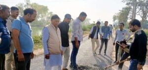 फतेहपुर(CNF)।विधायक ने खुदवाई सड़क, ठेकेदारों की खुली पोल