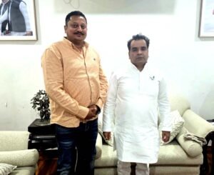 फतेहपुर(CNF)।युवा सपा नेता ने आजमगढ़ सांसद धर्मेंद्र यादव से की मुलाकात