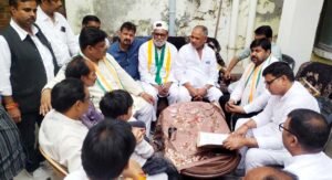 फतेहपुर(CNF)। ट्रिपल आत्महत्या कांड में मृतकों के घर पंहुचा कांग्रेस का डेलिगेशन