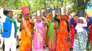 फतेहपुर(CNF)। सिर पर खाली बाल्टी रखकर कलेक्ट्रेट आईं महिलाएं