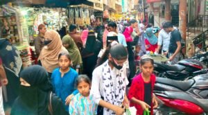 फतेहपुर(CNF)। ईद का अब एक दिन शेष, खरीददारी अंतिम चरण में