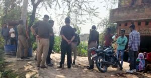 फतेहपुर(CNF)। नशेड़ी के हाथो चली गोली से महिला गंभीर, रेफर