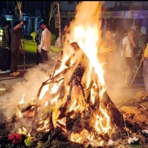 फतेहपुर(CNF)। होलिका दहन संग उड़ा गुलाल, आज बरसेगा रंग