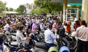 Nayara Energy ने बढ़ाए Petrol-Diesel के दाम, टंकी फुल कराने की मची होड़