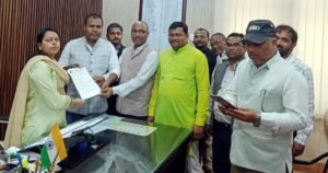 फतेहपुर(CNF)। एआरपी प्रतिनिधिमंडल ने अधिकारियों को दी होली बधाई