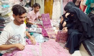 फतेहपुर(CNF)।  ईद नजदीक आते ही बाजार में उमड़ रहे खरीददार