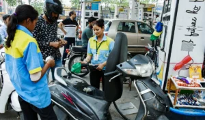 Fuel Hoarding पर मंत्रालय की सख्त चेतावनी, कहा- देश में तेल का पर्याप्त Stock, घबराकर खरीदारी न करें
