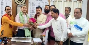 फतेहपुर(CNF)। डीएम से मिली व्यापार मंडल की शहर कमेटी