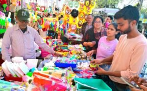 फतेहपुर(CNF)। फागुन गीतों के बीच जिले भर में हुआ होलिका दहन