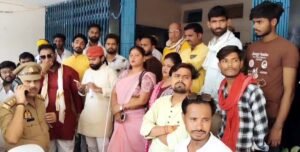 फतेहपुर(CNF)। गौवंश के अवशेष मिलने पर हिंदू संगठनों का हंगामा