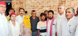 फतेहपुर(CNF)। गैंगरेप पीड़िता के घर पहुंचा सपा का प्रतिनिधिमंडल