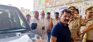 फतेहपुर(CNF)। पीड़िता से मिलने जा रहे कांग्रेसियों को पुलिस ने रोका