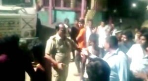 फतेहपुर(CNF)। मौरंग के ओवरलोड ट्रकों के विरोध में सड़क पर उतरे ग्रामीण