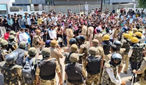 नोएडा में थमा श्रमिकों का बवाल: वेतन वृद्धि की मांगें मंजूर, 7 FIR दर्ज, बाहरी साजिश की जांच में जुटी पुलिस