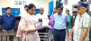 फतेहपुर(CNF)। कलेक्ट्रेट में डीएम का औचक छापा, बिखरी फाइलों पर भड़कीं