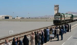 12 घंटे तक ट्रेन में न बैठें, रेलवे ट्रैक से दूर रहें, इजरायल की ईरानियों के लिए कड़ी चेतावनी