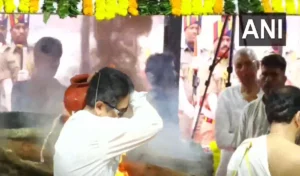 Asha Bhosle Last Rites: नम आंखों से देश ने दी विदाई, पंचतत्व में विलीन हुईं सुरों की मल्लिका, बेटे ने दी मुखाग्नि