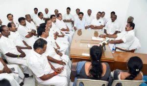 चुनावी हार के बाद AIADMK में ‘बगावत’, शनमुगम गुट ने EPS से मांगा इस्तीफा