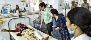 फतेहपुर(CNF)। घायलों का हाल जानने जिला अस्पताल पहुंचे एडीएम