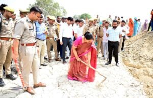 फतेहपुर(CNF)। मिशन 300: डीएम ने फावड़ा चलाकर तालाब पुनर्जीवन अभियान किया शुरू