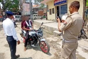 फतेहपुर(CNF)। ट्रैफिक पुलिस का डंडा, हेलमेट-सीट बेल्ट भूलने वालों के काटे चालान