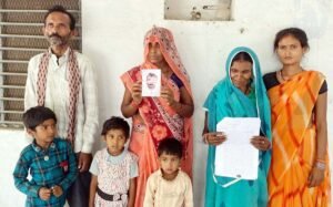फतेहपुर(CNF)। पति की तलाश में मासूम बच्चों के साथ दर-दर भटक रही महिला