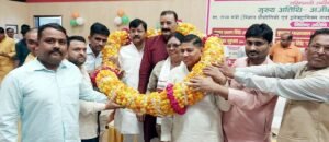 फतेहपुर(CNF)। प्राथमिक शिक्षामित्र संघ ने जनप्रतिनिधियों का किया सम्मान