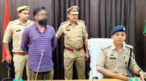 फतेहपुर(CNF)।  ट्रिपल सुसाइड कांड: पचास हजार का इनामिया वृंदावन से गिरफ्तार