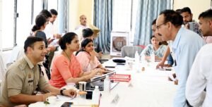 फतेहपुर(CNF)। शिकायतकर्ताओं को टरकाया तो होगी कार्रवाई: डीएम