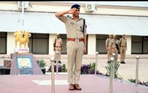फतेहपुर(CNF)। साप्ताहिक परेड में एसपी ने परखा पुलिस बल का अनुशासन
