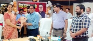 फतेहपुर(CNF)। ढाई साल की यादगार पारी के बाद स्थानांतरित एडीएम को विदाई