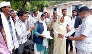 फतेहपुर(CNF)। मांगों को लेकर पीड़ितों का तीन दिन से जारी धरना