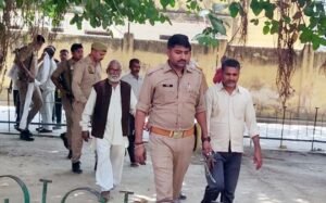फतेहपुर(CNF)। हत्या करने के बाद घर फूंकने वाले तीन दोषियों को उम्रकैद