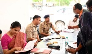फतेहपुर(CNF)। थाने में गूंजी इंसाफ की हुंकार, डीएम-एसपी ने फरियादियों को दिलाया भरोसा
