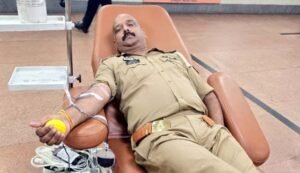 फतेहपुर(CNF)। मासूम की सांसें बचाने को खाकी बनी फरिश्ता, इंस्पेक्टर ने किया रक्तदान