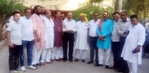 फतेहपुर(CNF)। जीएसटी पंजीयनकर्ताओं को पचास लाख बीमा व मासिक पेंशन की मांग