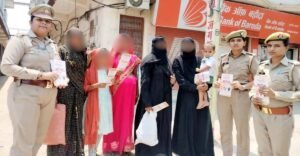 फतेहपुर(CNF)। महिलाओं-बालिकाओं को दी हेल्पलाइन नंबरों की जानकारी