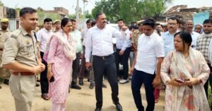 फतेहपुर(CNF)। बाढ़ प्रभावित पलटू का पुरवा पहुंचे डीएम व एसपी